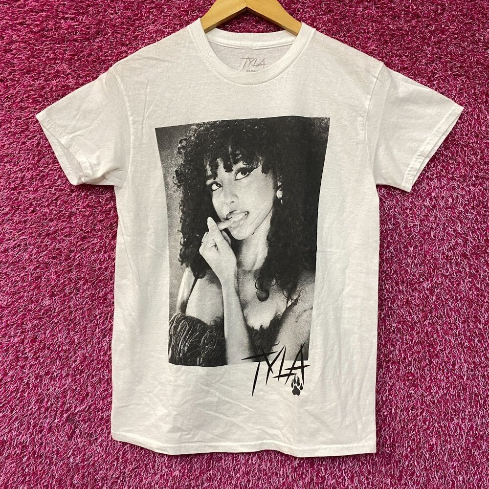 Tyla We Wanna Party Album Poster T-Shirt Extra Small